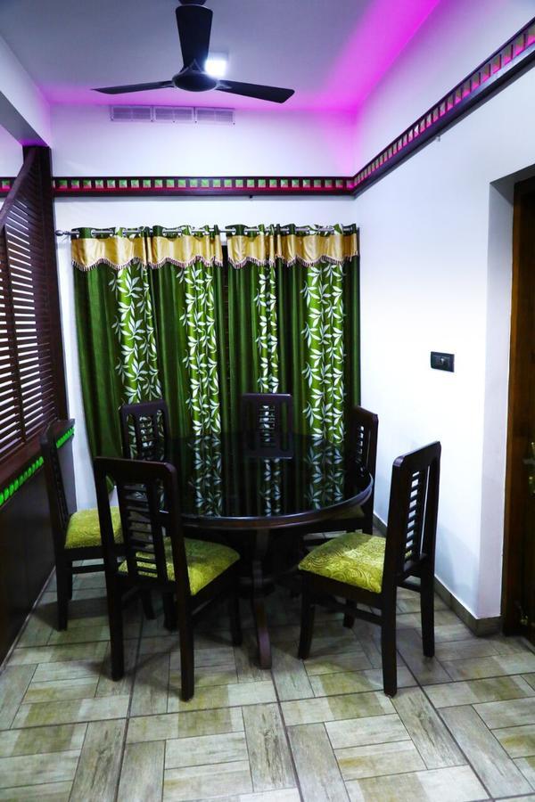 Sri Lakshmi Gardens Hotel Thekkady Exterior photo