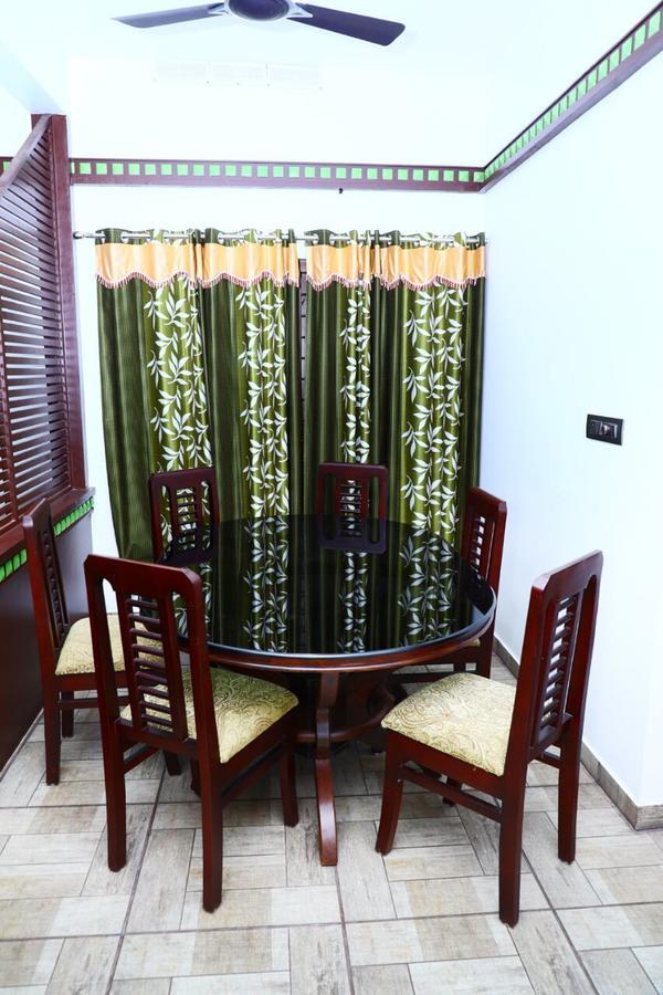 Sri Lakshmi Gardens Hotel Thekkady Exterior photo